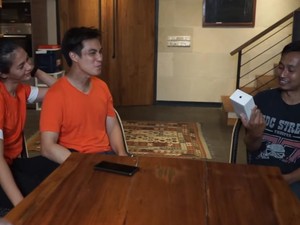 Tak Cuma Borong Dagangan, Baim-Paula juga Beri iPhone X ke Penjual Mi Ayam
