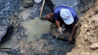 Tak jarang, untuk mendapatkan batu yang sesuai, mereka harus melakukan penambangan sedalam puluhan meter yang penuh dengan risiko tinggi. Pekerjaan sebagai perajin batu ini merupakan pekerjaan turun temurun yang telah digeluti oleh keluarganya.