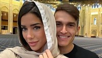 Di Kuwait, pasangan ini berfoto bersama di dalam Masjid Agung Kuwait. Foto inilah yang dikritik netizen. Mereka menyebut foto ini tidak pantas. Padahal Nadia mengenakan kerudung dan Denis di belakangnya sedang tidak bermesraan. (Instagram/@nadiavilesgarcia)