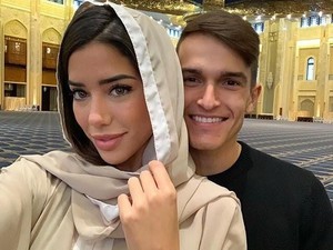 Foto di Masjid, Model Seksi Pacar Pemain Arsenal Denis Suarez Dihujat