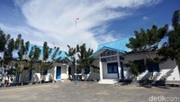 Bangunan di Pelabuhan Laut Jojome didominasi warna biru dan putih.