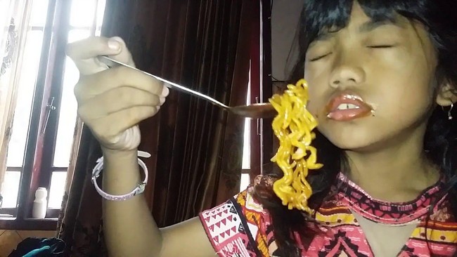 Bocah Viral Makan Samyang Palsu hingga Pantun Makanan Untuk Mantan