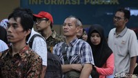 Meski antrean terlihat panjang mereka tetap antre dengan tertib.