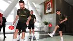Foto: Mesut Ozil dkk Juggling Bola di Atas Bingkai Terbesar Dunia