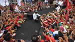 Momen Jokowi Ajak Relawan Foto Bersama di Kampanye Terbuka