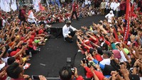 Ribuan pendukung berebut untuk dapat bersalaman dengan Jokowi di acara kampanye terbuka di Banyuwangi, Jawa Timur. Antara Foto/Akbar Nugroho Gumay.