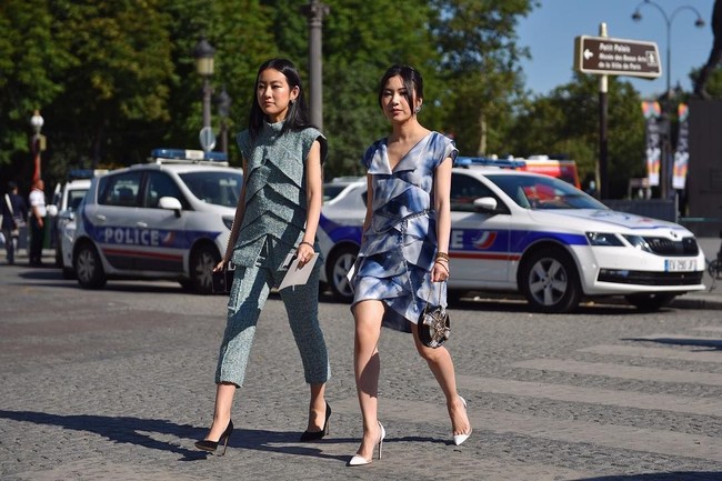 Sebagai salah satu pewaris dari YTL Corporation, Michelle dan Rachel Yeoh tentu memiliki kehidupan jet set nan glamour. Sudah sejak kecil mereka menghadiri fashion show couture dunia bersama ibu mereka. Dan hal itu membuat mereka akrab dengan dunia fashion sejak kecil. Foto: Instagram @michelle.yeoh, @rachel_yeoh.