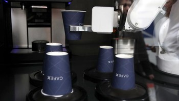 Cafe X menjadi salah satu perusahaan layanan yang menggunakan robot untuk meyajikan makanan dan minuman. (Foto: Justin Sullivan/Getty Images)