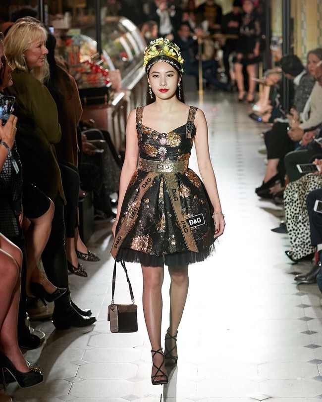 Michelle dan Rachel Yeoh sudah mampu mengukuhkan nama mereka di ajang pekan mode dunia saat baru berusia 18 tahun. Dari mulai New York hingga Milan Fashion Week, nama mereka selalu ada di daftar undangan untuk menonton fashion show karya desainer dunia. Foto: Instagram @michelle.yeoh, @rachel_yeoh.