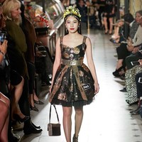 Michelle dan Rachel Yeoh sudah mampu mengukuhkan nama mereka di ajang pekan mode dunia saat baru berusia 18 tahun. Dari mulai New York hingga Milan Fashion Week, nama mereka selalu ada di daftar undangan untuk menonton fashion show karya desainer dunia. Foto: Instagram @michelle.yeoh, @rachel_yeoh.