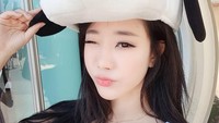 Bomi adalah seorang youtuber dari Korea Selatan. Lebih suka kegiatan outdoor, Bomi sering liburan ke pantai. (bomi1004/Instagram)