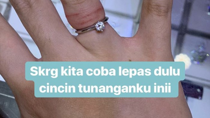 Ketika Tasya Kamila harus terpaksa potong cincin tunangan dan pernikahan. Foto: dok. Instagram Stories Tasya Kamila Ketika Tasya Kamila harus terpaksa potong cincin tunangan dan pernikahan. Foto: dok. Instagram Stories Tasya Kamila