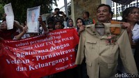 Mereka juga membawa spanduk bertuliskan Kami Pejuang Kemerdekaan Tapi Kami Diusir, serta Sudah Tak Terbilang Banyak Warga Veteran Purnawirawan dan Warakawuri Di Usir dari Rumah.