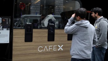 Robot barista ini hadir di Cafe X, San Francisco, Amerika Serikat. (Foto: Justin Sullivan/Getty Images)