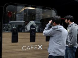 Robot Barista Jadi Obat Bosan Saat Nunggu Kopi Pesanan