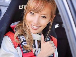 Potret Awano Kisaragi, Model Seksi Jepang yang Alih Profesi Jadi Pembalap