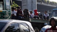 Aksi mereka langsung menjadi tontonan pengendara yang melintas.
