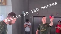 Mereka menunjukkan keahliannya di atas kaca transparan di ketinggian puluhan meter ini. Wah berani! (arsenal/Instagram)