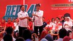 Momen Jokowi Ajak Relawan Foto Bersama di Kampanye Terbuka