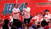 Calon Presiden petahana nomor urut 01 Joko Widodo (kanan) berbincang dengan salah satu relawan Pengusaha Muda Nasional (Repnas) saat menggelar kampanye Ngopi (ngobrol Inspirasi) di Banyuwangi, Jawa Timur. Antara Foto/Budi Candra Setya.