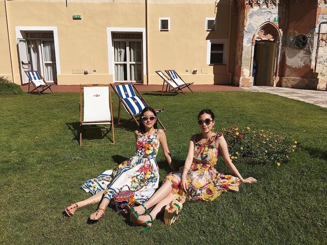 Sebagai pewaris jaringan hotel dunia, tentu saja pendidikan tetap nomer satu untuk Michelle dan Rachel Yeoh, di antara kesibukan mereka di dunia fashion. Keduanya saat ini bermukim di London dan tengah menyelesaikan kuliah. Michelle kuliah jurusan hukum, sedangkan Rachel jurusan filsafat, politik dan hukum. Foto: Instagram @michelle.yeoh, @rachel_yeoh.