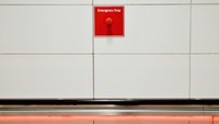 Menyalahgunakan alat keselamatan di MRT denda SGD 5.000 atau setara Rp 52 juta (iStock)