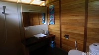 Di bagian kamar mandi pun nuansa alam masih terasa dengan penggunaan kayu sebagai dindingnya.