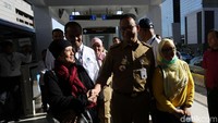 Anies sempat berbincang-bincang dengan masyarakat pengguna bus. 
