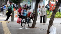 Keberadaan para PKL ini sangat merusak pemandangan.