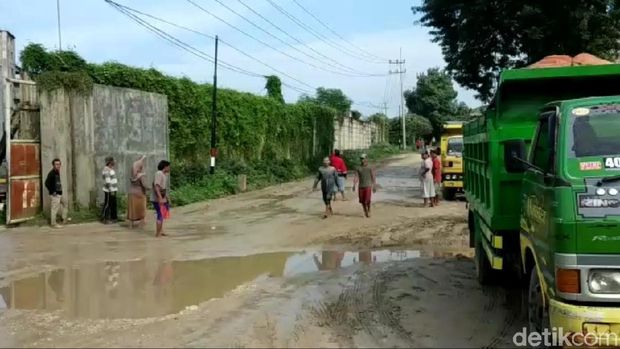Beberapa orang berhasil menyelamatkan diri dari longsor/