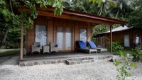 Resor milik Stefano itu bernama Sali Bay Resort. Resor itu menawarkan suasana yang tenang dan relaks bagi para pengunjung yang berkunjung dan menginap disana.