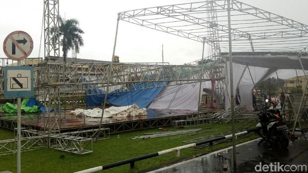 Hujan Disertai Angin Kencang, Halte Roboh dan Pohon Tumbang di Palembang