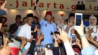Di sela acara kampanye akbar tersebut bersama dengan tokoh lainnya Sandiaga Uno juga tak lupa berpose mengacungkan dua jari.