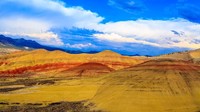 Perbukitan yang tampak bergaris-garis dengan warna yang tak biasa ini terbentuk secara alami sejak jutaan tahun lalu (iStock)