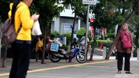 Beberapa PKL bahkan menggunakan sepeda motor untuk menjual dagangannya.