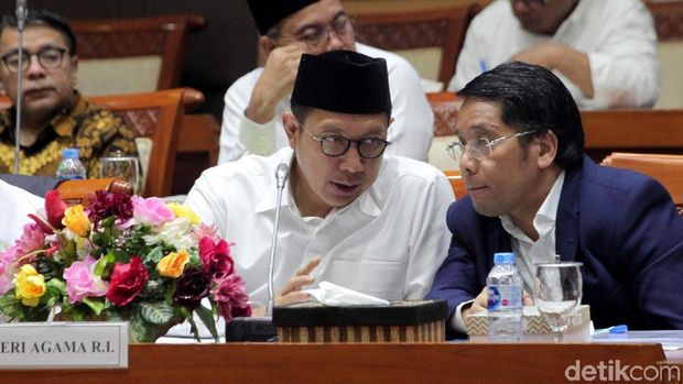 Menag Lukman Hakim Saifuddin mengunjungi gedung DPR. Kedatangannya itu untuk membahas RUU pesantren dan pendidikan keagamaan bersama komisi VIII DPR.