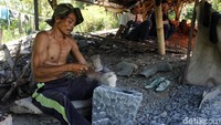 Kampung Pojok, Desa Jayamekar, Padalarang, Bandung Barat terkenal dengan kerajinan cobek dari batu sejak dulu kala. Cobek dari tempat ini dikenal kuat karena berasal dari bebatuan yang berada di kaki Gunung Halimun.