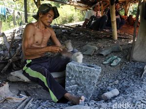 Dari Kaki Gunung Halimun, Cobek Batu Padalarang Ini Tercipta