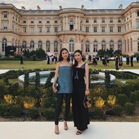Pengaruh mereka di dunia fashion begitu besar hingga membuat keduanya mendapatkan peran di jajaran komite penasihat British Fashion Council. Melalui lembaga tersebut, Michelle dan Rachel Yeoh ikut menentukan pilihan desainer mana yang layak mendapatkan sumbangan dana untuk mengembangkan karier atau sekolah fashion. Foto: Instagram @michelle.yeoh, @rachel_yeoh.