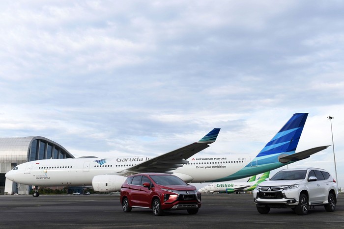 Kerja sama branding antar perusahaan yang dilakukan Mitsubishi Motors Krama Yudha Sales Indonesia dan Garuda Indonesia terus bergulir. Kali ini logo Mitsubishi Motors disematkan di satu unit badan pesawat Garuda Indonesia.