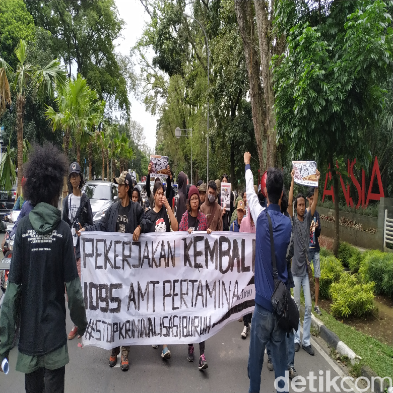 Massa Gelar Aksi Solidaritas Bagi Pekerja yang Bajak Tangki Pertamina Massa Gelar Aksi Solidaritas Bagi Pekerja yang Bajak Tangki Pertamina