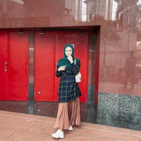 Beberapa kali Dinda terlihat mengenakan hijab segi empat polos dengan oversized jaket yang sporty. Gaya seperti ini sering disebut ‘street wear’. Foto: Instagram
