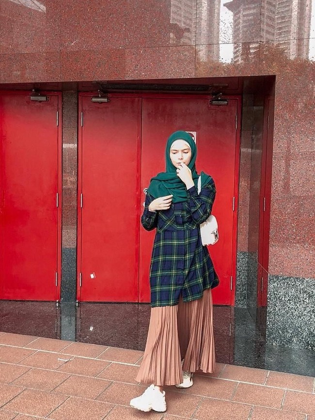 Bagi para hijabers yang tetap ingin terlihat santun, pilih paduan warna yang tepat. Jika warna baju sudah mencolok, pilih warna sneakers yang netral seperti putih. Foto: Instagram