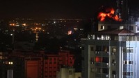 Israel meluncurkan serangan udara di Jalur Gaza pascaserangan roket dari Jalur Gaza yang menyebabkan 7 orang luka-luka dan mengenai rumah. REUTERS/Mohammed Salem.