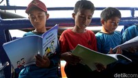 Terkadang mereka saling bertukar buku jika sudah selesai membaca yang ada di perpustakaan Kapal Bahtera Seva III.