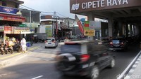 Pasca beroperasinya MRT beberapa pedagang merasa mulai bertambah jumlah pembeli. Terutama toko-toko yang berdekatan dengan stasiun MRT.