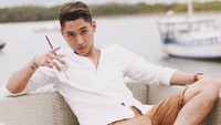 Krisjiana sendiri merupakan seorang model sekaligus bintang iklan. Pria berusia 25 tahun itu juga sempat membintangi beberapa judul FTV. Foto: Instagram krisjianabah