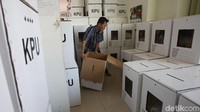Logistik Pemilu dan Pilpres 2019 di Kecamatan Menteng siap untuk didistribusikan.