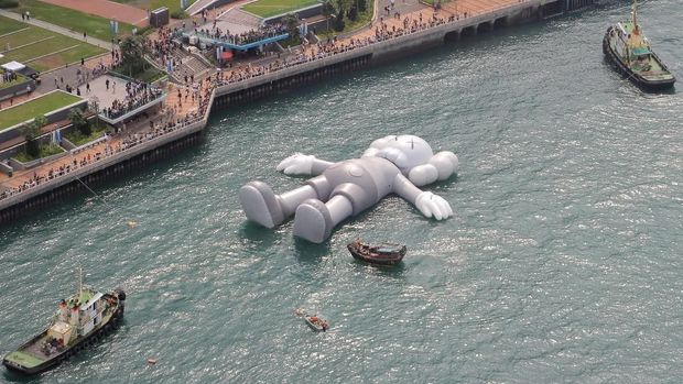 Seniman KAWS Menceburkan Patung di Pelabuhan Hong Kong