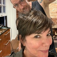 Kris Jenner memamerkan wajah tanpa makeup saat rambutnya sedang ditata. Dengan hashtag #nomakeup #nofilter, wajah polos ibu enam anak ini membuatnya berbeda 180 derajat dengan saat memakai makeup tebal. Foto: Instagram